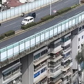 集合住宅の屋根の真上を高速道路が走る！中国の珍百景(1コメント)