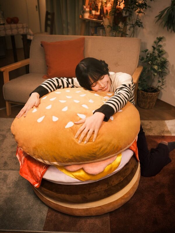 マクドナルド「月見バーガー」特大クッションが抽選で当たる