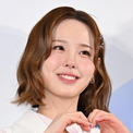 NiziU・MAKO、韓国の路地裏で見せたボーダーノースリーブ×デニムの“私服”姿　「オフのビジュがかわいすぎる」の声(New!!)
