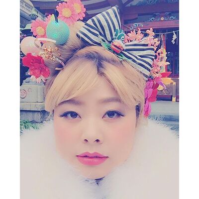 渡辺直美のド派手な髪飾りショットに大反響 Dqnカップルコントの衣装にファン爆笑 ニコニコニュース