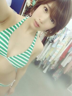 恵比寿 マスカッツ 夏目花実の セクシーなボーダー水着ショット に反響 撮影会オフショットにファン興奮 写真3枚あり ニコニコニュース