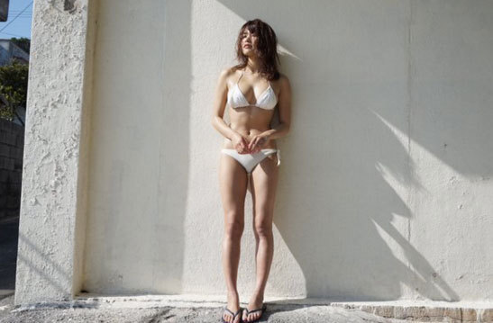 新世代グラビア女王 久松郁実がセクシー白ビキニ姿で抜群のスタイルを披露 抱きしめたい とファン大興奮 ニコニコニュース 新世代グラビア女王 久松郁実がセクシー白ビキニ姿で抜群のスタイルを披露 抱きしめたい とファン大興奮 ニコニコニュース