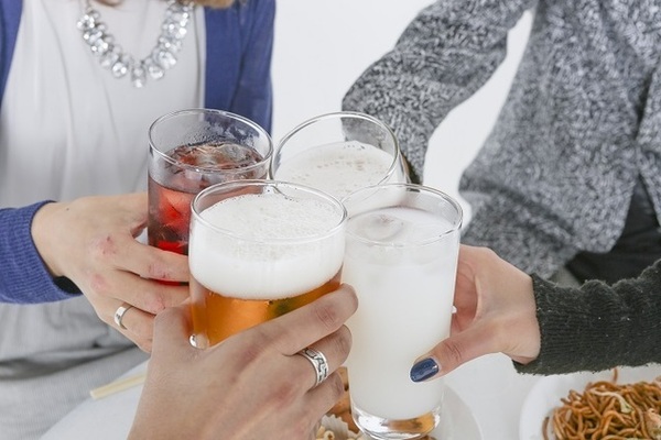 女子大生に聞いた 酔った勢いで異性とキスorハグをしたことがある人は約2割 ニコニコニュース