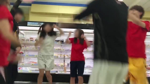 動画 大学生が営業中のスーパーで踊る迷惑行為の動画が公開され炎上 ニコニコニュース