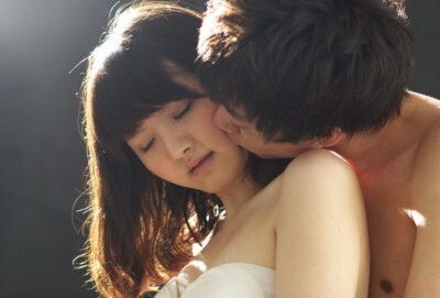 指で口を触って キスしたいときに彼にアピールするコツ4選 ニコニコニュース