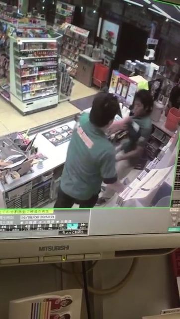 セブンイレブンのバイトがレジで店長から暴行を受ける映像を公開し告発 胸ぐらや髪を掴み顔を殴る ニコニコニュース