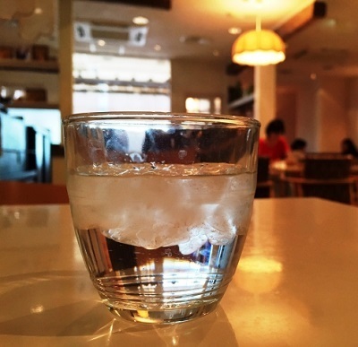飲食店でドリンクを頼まないのはマナー違反なのか 水だけだとケチ臭い 何が失礼なのか分からない ニコニコニュース 飲食店でドリンクを頼まないのはマナー違反なのか 水だけだとケチ臭い 何が失礼なのか分からない ニコニコニュース