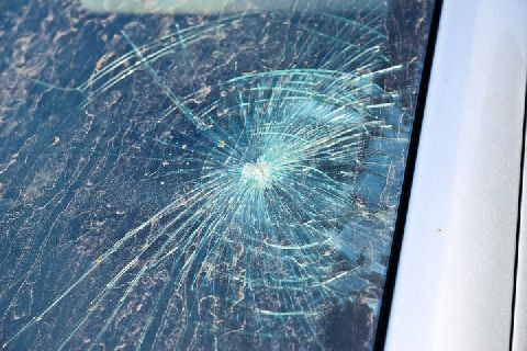追い越し車の 飛び石 でマイカーのフロントガラスが割れた 修理代を請求できる ニコニコニュース