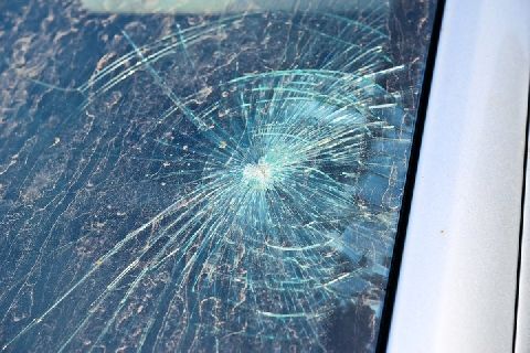 追い越し車の 飛び石 でマイカーのフロントガラスが割れた 修理代を請求できる ニコニコニュース 追い越し車の 飛び石 でマイカーのフロントガラスが割れた 修理代を請求できる ニコニコニュース