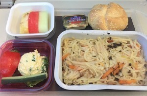 世界の機内食 Lotポーランド航空の機内食が何度食べても美味しい件 クリームチーズクレープが絶品 ニコニコニュース