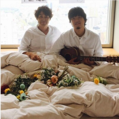 安田顕 ベッドで秦基博と微笑む姿に反響 素敵ですがある意味危険さも ニコニコニュース 安田顕 ベッドで秦基博と微笑む姿に反響 素敵ですがある意味危険さも ニコニコニュース