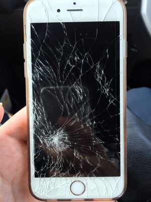 なぜ若い女性のスマホ画面は割れているのか で議論 メイクや洋服代でデバイスまでお金が回らない という説もあるけど ニコニコニュース