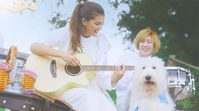 相棒犬 そら が大ジャンプ セレイナ アン 爽快な 青い空と私 Mv公開 ニコニコニュース 相棒犬 そら が大ジャンプ セレイナ アン 爽快な 青い空と私 Mv公開 ニコニコニュース
