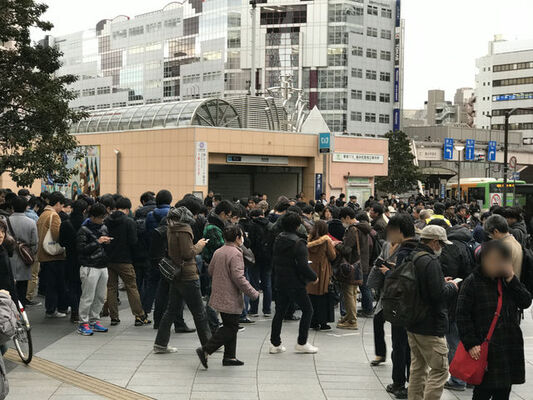 錦糸町駅前がポケモンgoプレイヤーで溢れる 駅前だけでなく構内にまでとんでもない人の数 ニコニコニュース