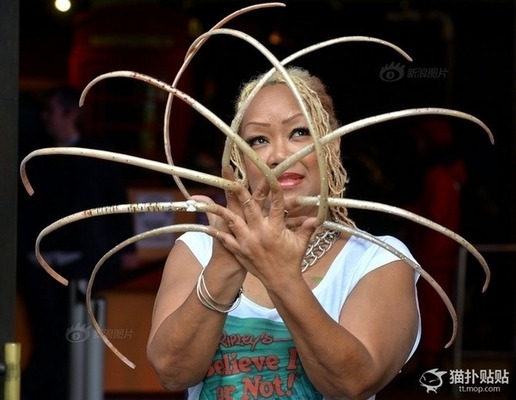 ラスボスかよ イギリスの美人 ラスボス 超絶長いアレで見事な特技を魅せつける ニコニコニュース