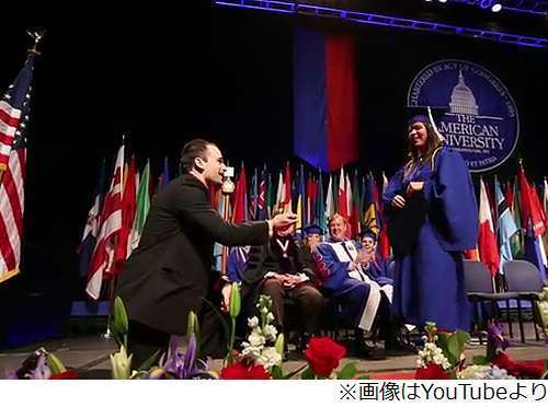 卒業式壇上で公開プロポーズ 結婚意識した大学1年時から心待ちに ニコニコニュース