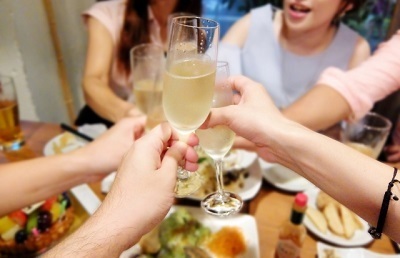 会社の飲み会はなぜ嫌 タダ酒飲んでバカ騒ぎできるのに に反論相次ぐ サービス残業の方がマシだわ 金も減らないし ニコニコニュース 会社の飲み会はなぜ嫌 タダ酒飲んでバカ騒ぎできるのに に反論相次ぐ サービス残業の方がマシだわ 金も減らないし ニコニコニュース