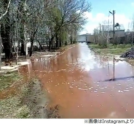 ペプシコーラの川 突如現れ騒然 ニコニコニュース