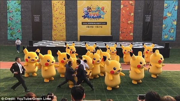 ゾクッ 映像怖すぎ ポケモンショーで突如ピカチュウが 連行 される騒ぎ発生 ニコニコニュース ゾクッ 映像怖すぎ ポケモンショーで突如ピカチュウが 連行 される騒ぎ発生 ニコニコニュース