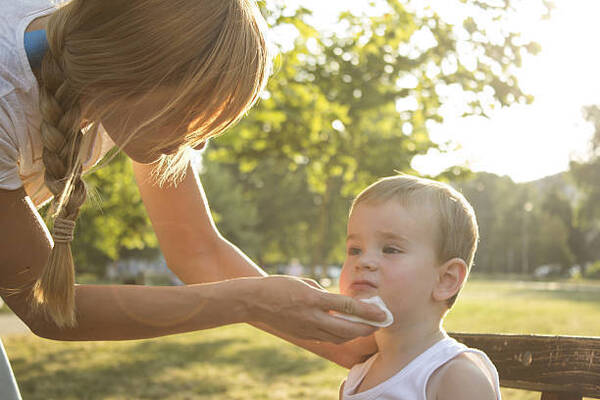 医師監修 子どもの嘔吐の原因 病院を受診するタイミングは ニコニコニュース