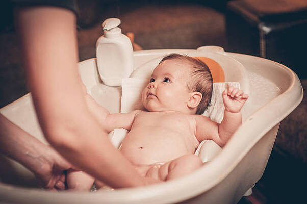 赤ちゃんのお風呂デビューはいつから 湯船の入れ方や注意点まとめ ニコニコニュース