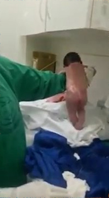 衝撃 生まれてすぐに立とうとする赤子の動画が話題に それだけでなく歩行まで ニコニコニュース 衝撃 生まれてすぐに立とうとする赤子の動画が話題に それだけでなく歩行まで ニコニコニュース