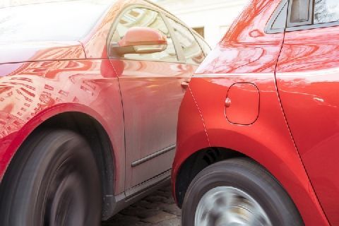 狭い道 違法駐車 を避けきれずぶつかってしまった 修理代の支払い減額は可能 ニコニコニュース 狭い道 違法駐車 を避けきれずぶつかってしまった 修理代の支払い減額は可能 ニコニコニュース