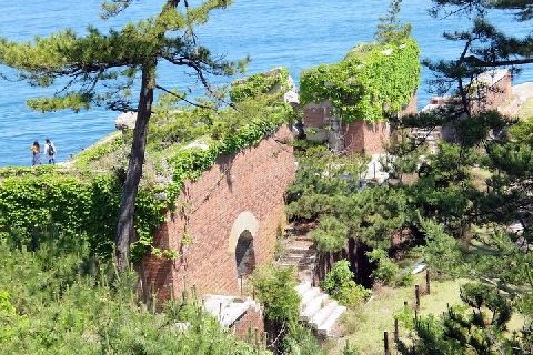 見ろ 海岸がゴミだらけだ ラピュタ そっくりな和歌山 友ヶ島 を汚すのは誰 ニコニコニュース