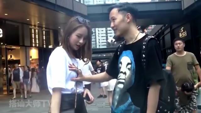 動画配信者が コインを消すマジックを見せる と路上で女性の胸を触り逮捕 もちろん手品は嘘 ニコニコニュース 動画配信者が コインを消すマジックを見せる と路上で女性の胸を触り逮捕 もちろん手品は嘘 ニコニコニュース