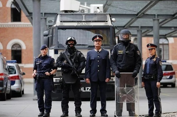 何コレかっこいい 世界の警察官の制服を比較してみた イタリアかっこよすぎだろ ニコニコニュース
