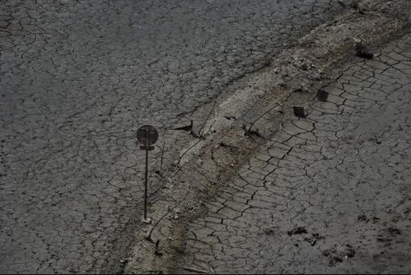 湖底に沈んだ町の橋や標識 過去最低の貯水率を記録した 宮ヶ瀬湖 に荒廃した光景が広がる ニコニコニュース