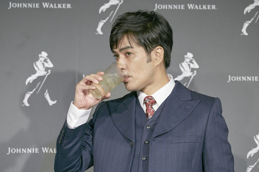 北村一輝 ジョニーウォーカー スタイルでシックに登場 お酒の失敗談は いっぱいありすぎます 笑 ニコニコニュース 北村一輝 ジョニーウォーカー スタイルでシックに登場 お酒の失敗談は いっぱいありすぎます 笑 ニコニコニュース