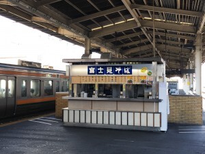 Jr静岡駅ホームの老舗立ち食いそば屋が開発した チーズそば が絶品 昭和41年創業の富士見そば ニコニコニュース