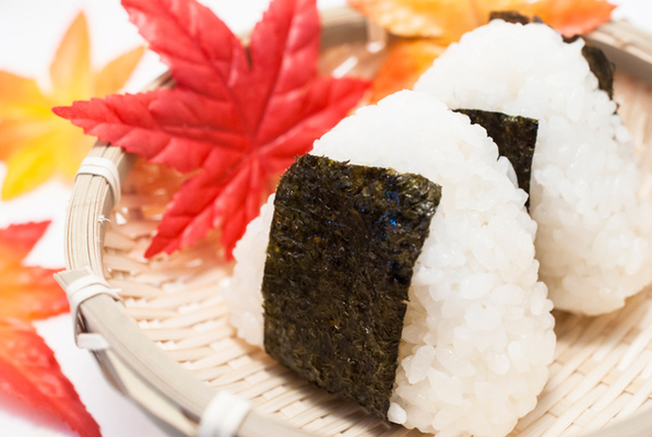 おにぎりは ラップ で包むべきか アルミホイル で包むべきか ニコニコニュース おにぎりは ラップ で包むべきか アルミホイル で包むべきか ニコニコニュース