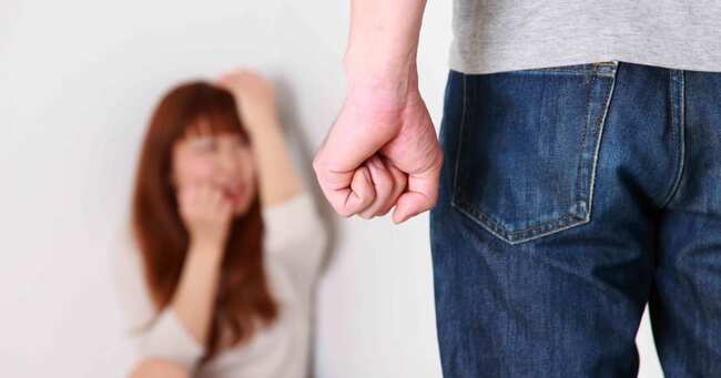 お腹を殴ってくる彼氏 に悩む女性 その理由に 早く別れろ の声も ニコニコニュース