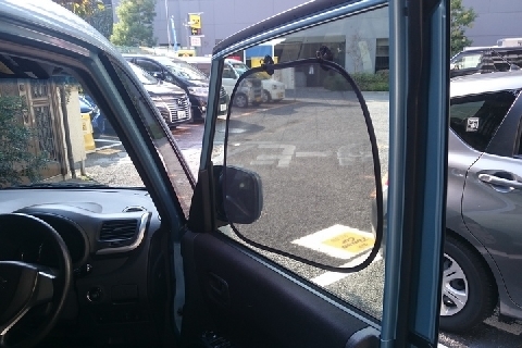 運転席の側面につけた カーテン サンシェード は道交法違反 注意すべきポイント ニコニコニュース 運転席の側面につけた カーテン サンシェード は道交法違反 注意すべきポイント ニコニコニュース