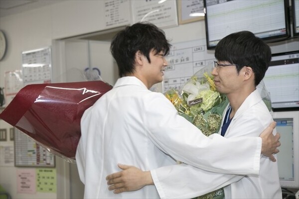 コウノドリ 綾野剛 クランクアップで星野源と熱いハグ ニコニコニュース コウノドリ 綾野剛 クランクアップで星野源と熱いハグ ニコニコニュース