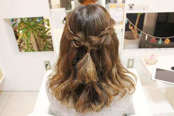 簡単かわいいハーフアップのアレンジ方法 忙しい朝もお手軽おでかけヘアスタイル ニコニコニュース