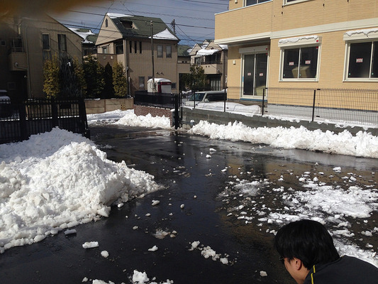隣人がウチの前に雪を積む すぐ溶けるからok って言われても 東京都 50代女性 ニコニコニュース