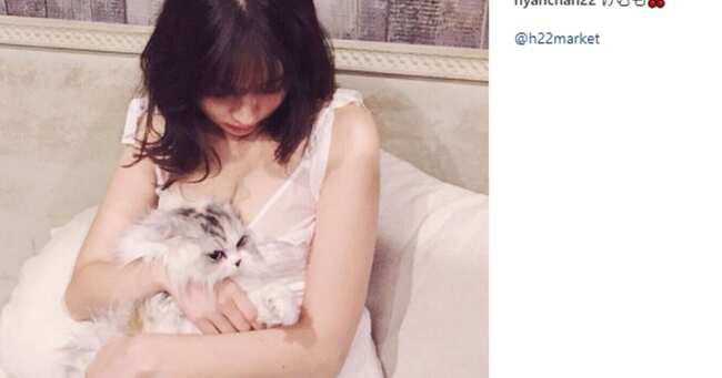 おっぱいで猫ムギュッ セクシーランジェリー姿の小嶋陽菜と無表情な愛猫 ニコニコニュース おっぱいで猫ムギュッ セクシーランジェリー姿の小嶋陽菜と無表情な愛猫 ニコニコニュース