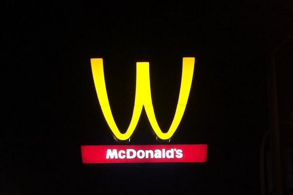 国際女性デー 米マクドナルドが看板の M を逆さまにする ニコニコニュース 国際女性デー 米マクドナルドが看板の M を逆さまにする ニコニコニュース