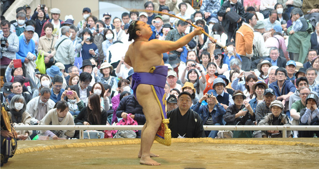 知らなかった 相撲の取組み後に行われる弓取式は どんな力士がどうやって選ばれるの ニコニコニュース