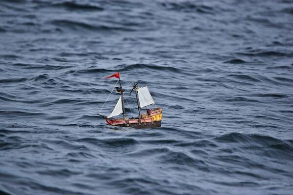 1年前に海に浮かべたおもちゃの海賊船が 現在も航行中と確認される ニコニコニュース