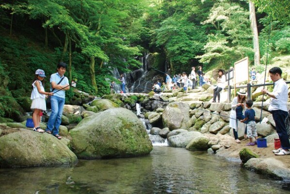 Gw期間限定 福岡 糸島で自然と触れ合える 白糸の滝 ヤマメ釣り祭り が開催 ニコニコニュース