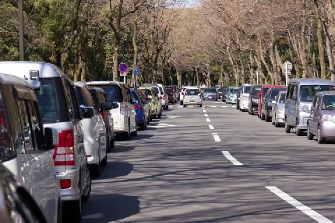 歩行中 駐車違反の車に接触してケガ 警察に 運転手の過失はない と言われ不満 ニコニコニュース