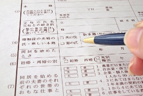 妻の姓に変えたらクソゲーな手続きが待っていた わずか4 結婚で改姓した男性たちの本音 ニコニコニュース 妻の姓に変えたらクソゲーな手続きが待っていた わずか4 結婚で改姓した男性たちの本音 ニコニコニュース