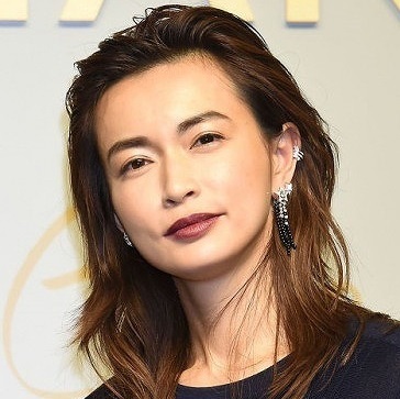 長谷川京子さん インパクトあるハイブランド小物使いが上手 Zaraを合わせたコーデも素敵 ニコニコニュース