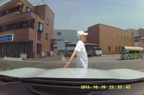 老害 老人がカッターを持って車のボンネットに傷を付ける瞬間をドラレコが録画 ニコニコニュース 老害 老人がカッターを持って車のボンネットに傷を付ける瞬間をドラレコが録画 ニコニコニュース