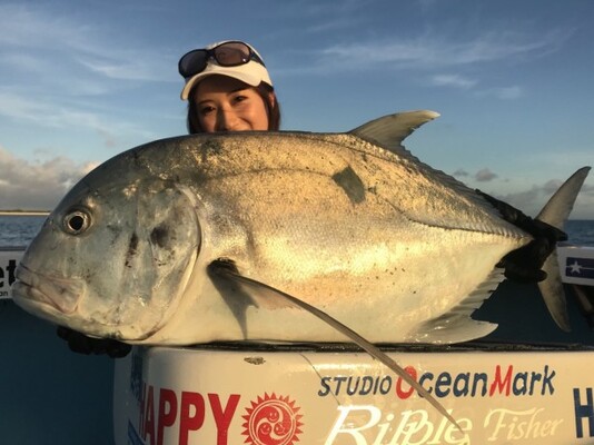 巨大魚gtを釣り上げた女性シンガー 岡田万里奈 って オカマリ流ご飯が進む夏レシピ ピリ辛アジユッケ も紹介 ニコニコニュース