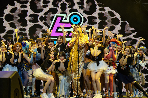 ピコ太郎 上海で中国の踊り手オールスターズとコラボ アン ビリビリウォーアイニー ビリビリ愛してる ニコニコニュース ピコ太郎 上海で中国の踊り手オールスターズとコラボ アン ビリビリウォーアイニー ビリビリ愛してる ニコニコニュース
